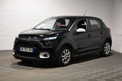 la petite voiture noire est garée dans une grande pièce