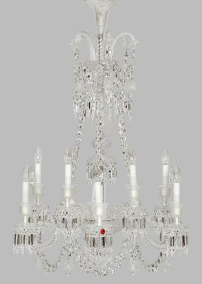 un gros plan d'un lustre en cristal orné de bougies