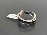 une image représentant une bague sertie de diamants noirs