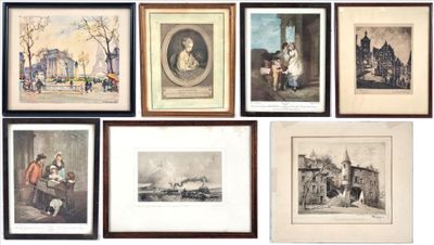 de nombreuses photos encadrées représentant des personnes et des bâtiments accrochées au mur