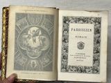 quelqu'un tient un livre sur lequel figure la photo d'un homme
