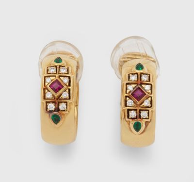 une photo d'une paire de boucles d'oreilles en or et émeraude