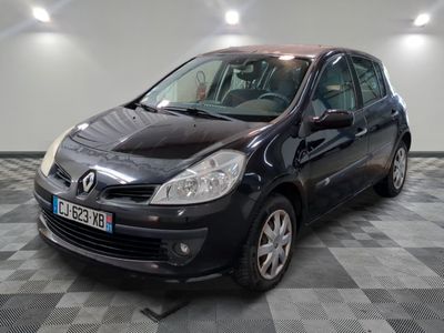 la photo d'une voiture noire garée dans un garage