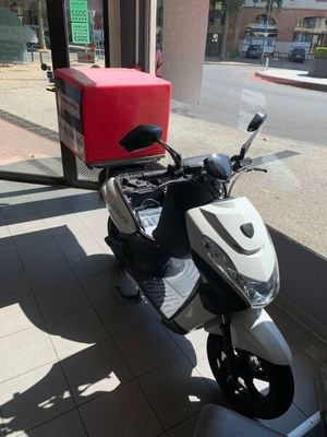 un scooter garé devant un bâtiment