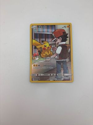 gros plan d'une carte pokemon sur une surface blanche