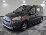 La petite camionnette marron est garée sur un sol en carrelage à damier.
