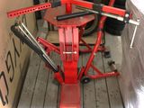 une machine rouge qui se trouve à l'arrière d'un camion