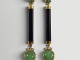 une paire de boucles d'oreilles noires et vertes ornées d'une pierre verte