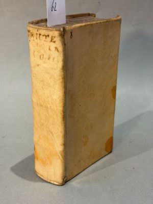 une petite boîte d'où dépasse un bout de papier