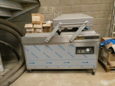 une machine posée sur le sol d'une pièce