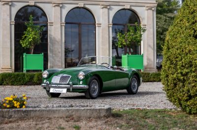 une photo d'une voiture de sport verte garée devant un immeuble