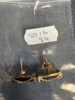 une paire de boucles d'oreilles dans un sachet en plastique avec une étiquette de prix