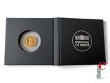 une boîte noire contenant une pièce d'or