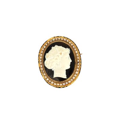 une broche camée en or et noir représentant le profil d'une femme
