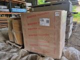 une pile de cartons posée sur une palette dans un entrepôt