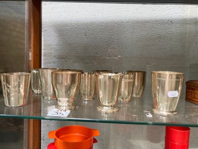 de nombreux verres et tasses exposés dans une vitrine
