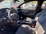 l'intérieur d'une voiture avec des sièges en cuir noir et un volant