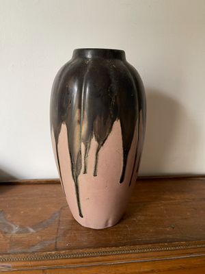 un vase noir et blanc posé sur une table en bois