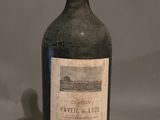 une bouteille de vin posée sur une table