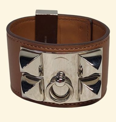 bracelet à boucle en cuir marron avec boucle en argent et clous carrés