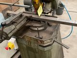une machine posée sur une table dans une pièce