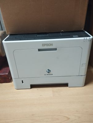 Un imprimante de la marque EPSON modèle AL-M320DN.