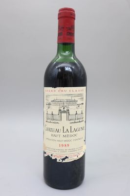 une bouteille de vin rouge avec un dessin représentant un château en arrière-plan