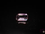 gros plan d'un diamant violet sur une surface noire