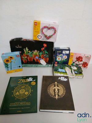 de nombreux livres et cartes de toutes sortes posés sur la table