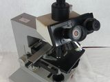 a microscope that is sitting on top of a table