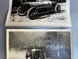 deux vieilles photos en noir et blanc d'une voiture de course conduite par un homme
