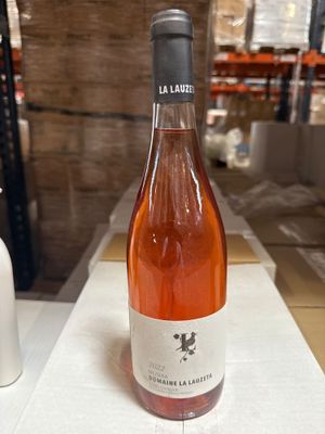 une bouteille de vin posée sur une table à côté d'une bouteille de vin
