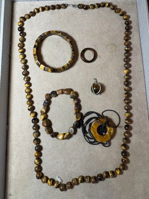 une photo d'un ensemble composé d'un collier, d'un bracelet et d'une bague, présenté dans un coffret