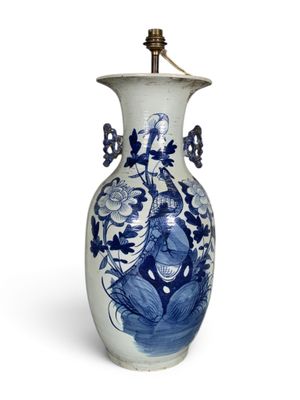 un vase bleu et blanc avec des fleurs