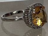 une bague sertie d'une pierre jaune