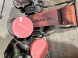 une borne d'incendie rouge et noire, une borne d'incendie rouge et noire, une borne d'incendie rouge et noire, une borne d'incendie rouge et noire