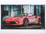 tableau représentant une voiture de sport rouge recouverte de graffitis, garée devant un immeuble