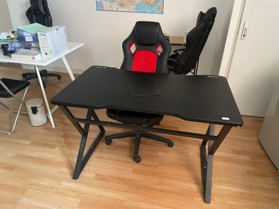 un bureau avec une chaise et un ordinateur portable dessus