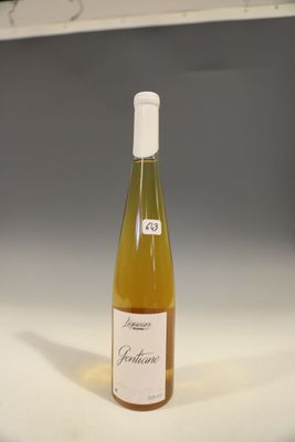 une bouteille de vin posée sur une table