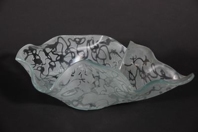 COUPE en verre de forme libre à décor givré. Signée "# 4 Mar…