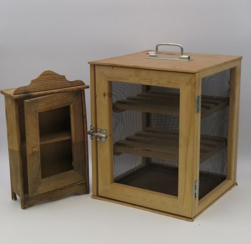 Fromager en bois et 1 petite boite à accrocher.