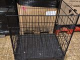 une cage noire surmontée d'une boîte