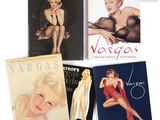 quatre magazines Playboy vintage de différentes tailles et couleurs posés sur une surface blanche