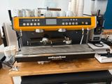 une machine à café posée sur une table