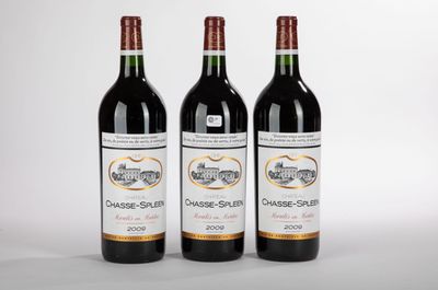 trois bouteilles de vin rouge posées côte à côte sur une table