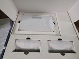 une boîte blanche contenant deux boîtes blanches