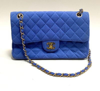 Sac Chanel bleu matelassé à rabat, avec bandoulière en chaîne dorée