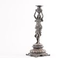 une image représentant une statue de femme tenant un vase, posée sur un socle