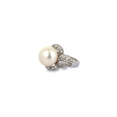 bague en perles blanches et diamants sur fond blanc