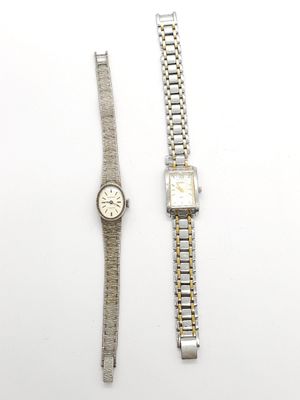 deux montres posées l'une à côté de l'autre sur une surface blanche